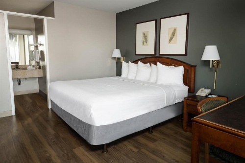 Vagabond Inn Oxnard image 11